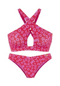 Kirkas vaaleanpunainen bikinit-setti, jossa on ristikkäiset taustat, kukkakuosi, jossa on vaaleanpunaisia kukkia ja brändilogo yksityiskohtina kankaassa.