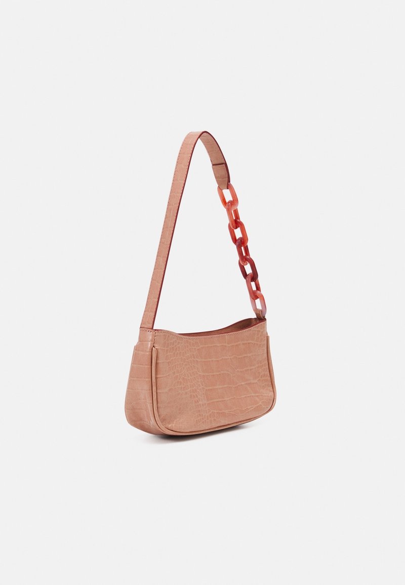 Petit sac à main rectangulaire de couleur rose blush avec une finition texturée et une bandoulière ornée de grandes maillons de chaîne roses sur un côté.