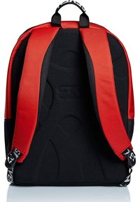 Zaino nero e rosso con spallacci imbottiti, dettagli lucidi e materiale texturizzato. Caratterizzato da un design elegante e snello, adatto per l'uso quotidiano.