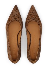 Ballerines marron à bout pointu avec un motif texturé à pois, présentant des côtés découpés et une semelle intérieure lisse beige avec un logo.