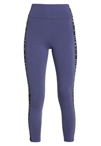 Fioletowe legginsy z wysokim pasem, z gładkimi czarnymi paskami po bokach i białym logo "NIKE AIR" na całej długości. Gładka tekstura materiału.