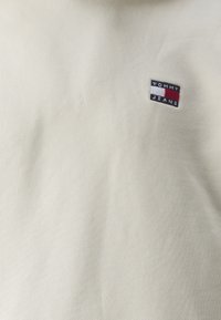 Tommy Jeans BADGE HOODIE UNISEX - Jersey con capucha - newsprint