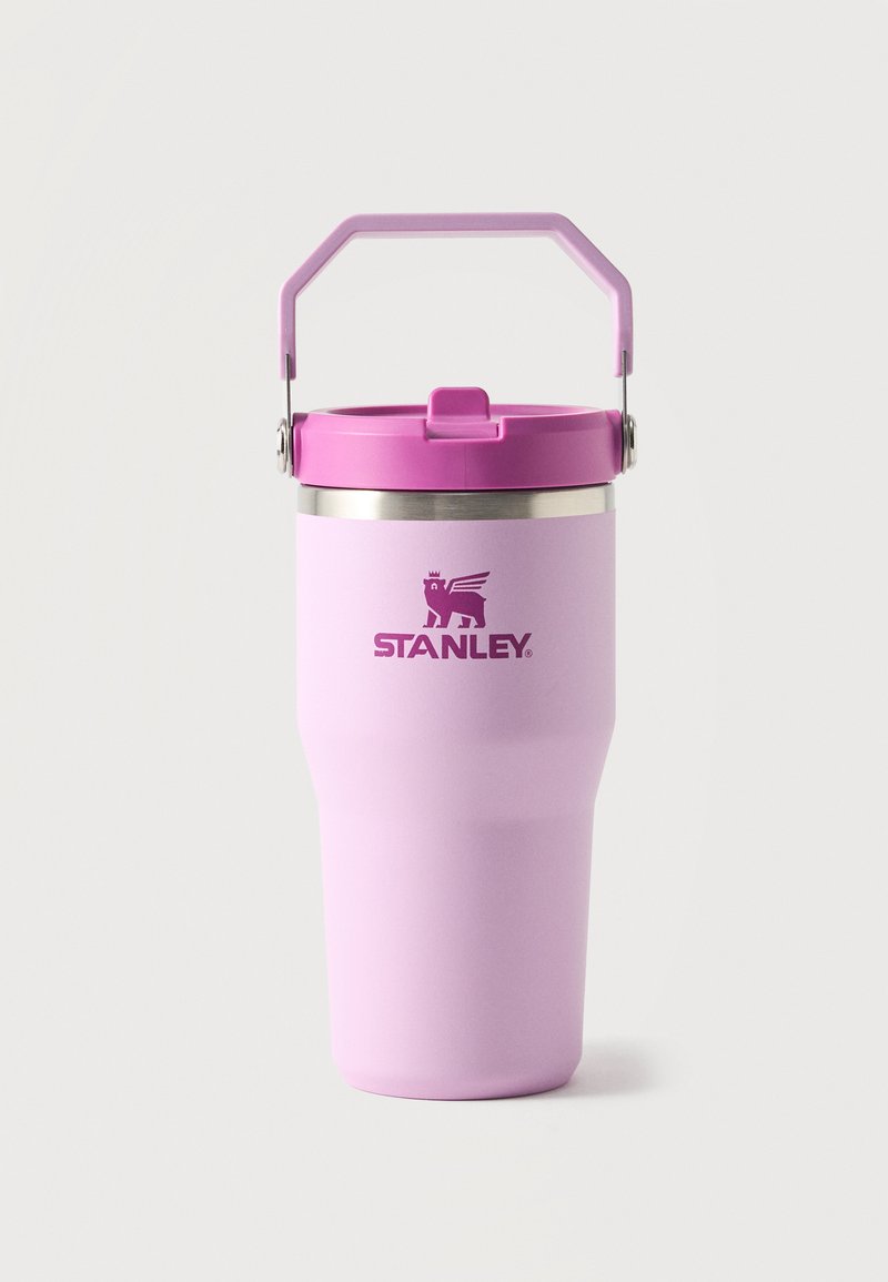 Ανοιχτό μοβ μονωμένο ταξιδιωτικό ποτήρι Stanley με λαβή και καπάκι αδιαρροής σε απλό φόντο.