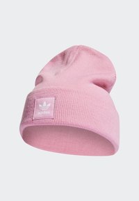 Ružová pletená čiapka so sklopeným okrajom, s štvorcovou logovou nášivkou v svetlejšej ružovej farbe, vyrobená z mäkkej tkaniny s hladkou textúrou.
