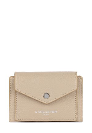 Portafoglio in pelle beige con finitura testurizzata, chiusura a pattina, bottone a pressione argentato e logo "Lancaster Paris" in rilievo sulla parte frontale.