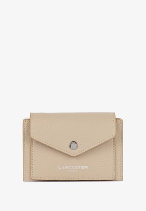 Portafoglio in pelle beige con finitura testurizzata, chiusura a pattina, bottone a pressione argentato e logo "Lancaster Paris" in rilievo sulla parte frontale.