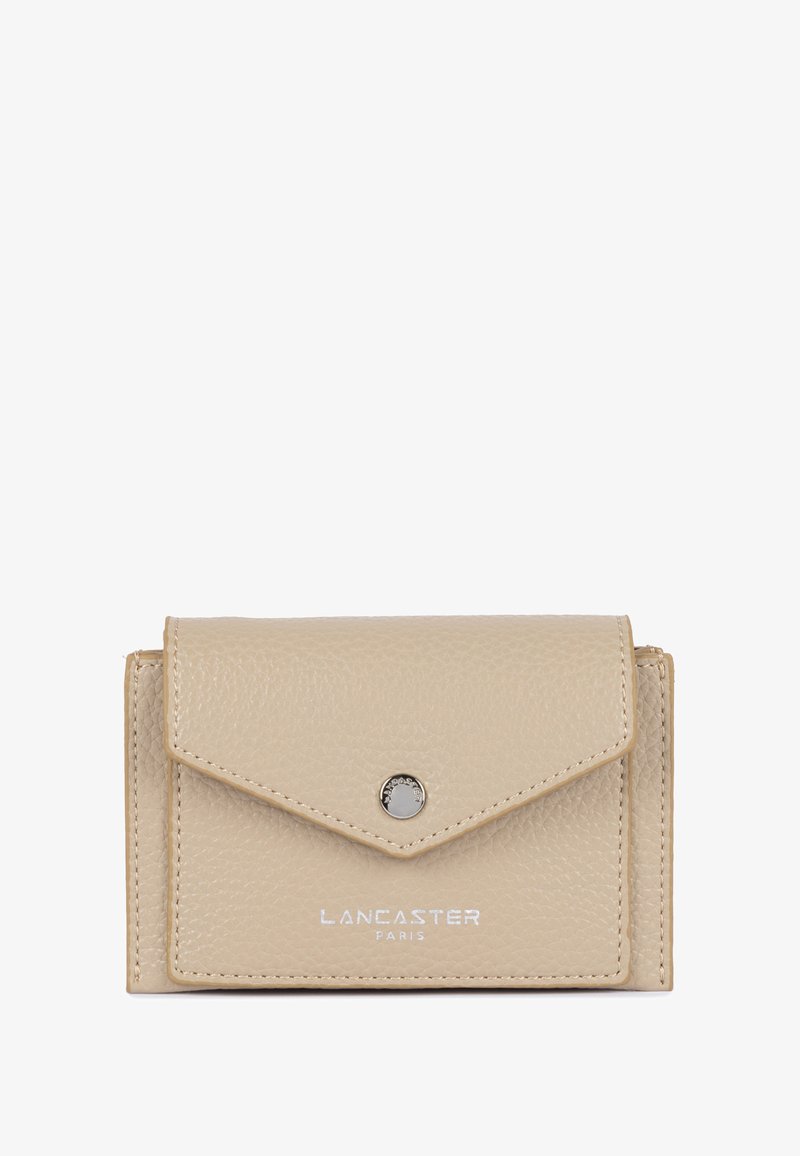 Portafoglio in pelle beige con finitura testurizzata, chiusura a pattina, bottone a pressione argentato e logo "Lancaster Paris" in rilievo sulla parte frontale.