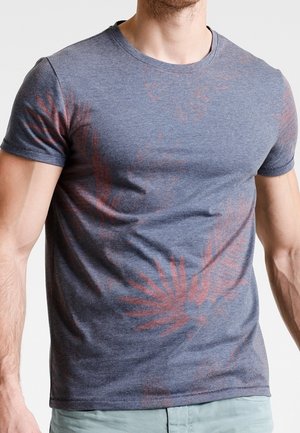 Grå kortærmet t-shirt med et diskret rødt bladmotiv. Blød stof med rund halsudskæring og almindelig pasform. Enkel design uden synlige logoer.