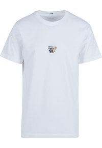 Witte katoenen T-shirt met een klein geborduurd ontwerp van een halve schedel en een halve berenkop, ronde halslijn en korte mouwen.