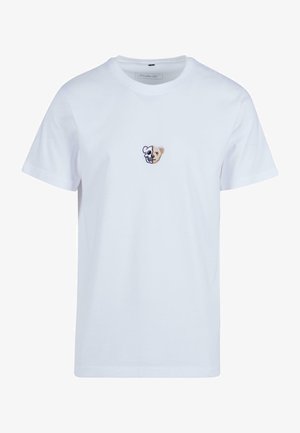 Camiseta blanca de algodón con un pequeño diseño bordado de mitad calavera y mitad cara de oso, cuello redondo y mangas cortas.