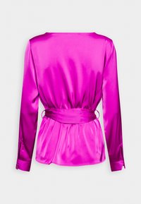 Blusa lunga a maniche con cintura in satin fucsia, texture morbida, finitura liscia e pieghe sul retro. Presenta dettagli con lacci sulle maniche.
