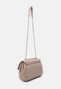 Borsa a tracolla sintetica rosa trapuntata con catena dorata, caratterizzata da un design a pieghe e base arrotondata. Tessuto liscio con dettagli di cucitura.