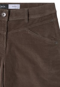 Pantaloni in velluto a coste marroni con tasca frontale, cuciture a contrasto e chiusura con bottone metallico in vita. Texture morbida e design su misura.