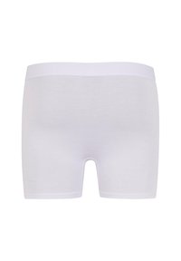 Weiße Baumwoll-Boxershorts mit einem weichen, elastischen Bund und glatter Textur, geschnitten für eine enganliegende Passform und in mittellanger Länge bis zum Oberschenkel.