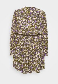 Vestido floral com fundo castanho, apresentando flores roxas, rosas e verdes. Mangas longas, decote alto e detalhe de saia franzida.