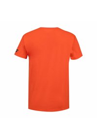 T-shirt in cotone arancione, collo rotondo, maniche corte, design semplice, con un piccolo logo nero sulla manica sinistra. Tessuto liscio.