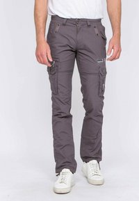 Pantalons cargo gris avec de multiples poches latérales, une fermeture éclair et un bouton. Fabriqués à partir d'un tissu léger avec une texture lisse.