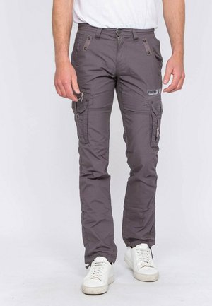 Pantalons cargo gris avec de multiples poches latérales, une fermeture éclair et un bouton. Fabriqués à partir d'un tissu léger avec une texture lisse.