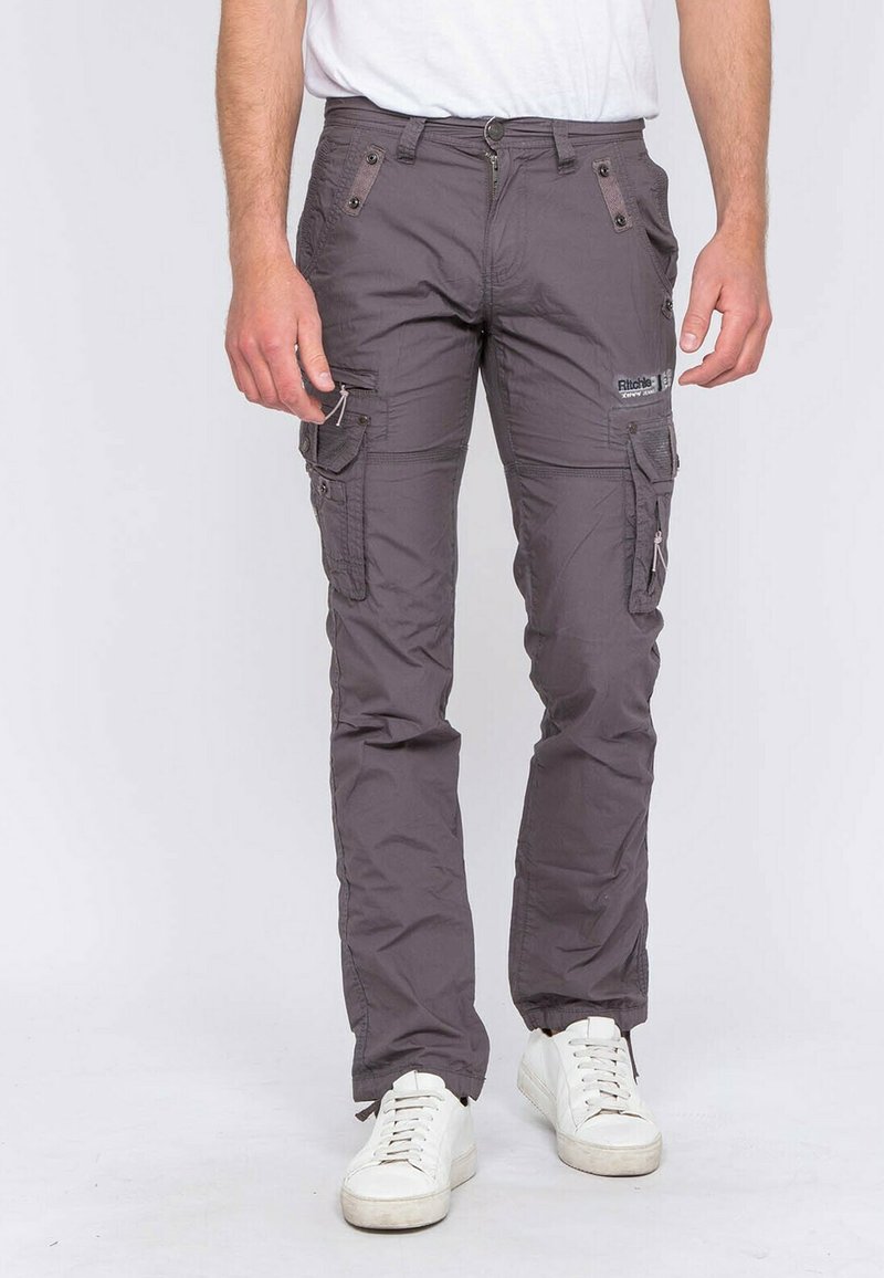 Pantalons cargo gris avec de multiples poches latérales, une fermeture éclair et un bouton. Fabriqués à partir d'un tissu léger avec une texture lisse.