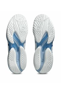 Des chaussures de sport blanches avec un design bleu et gris. La semelle extérieure présente une texture à motif pour une adhérence optimale et des courbes douces pour un bon maintien.