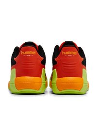 Hummel Algiz VI sneakers met een zwarte mesh bovenkant, levendige rode en oranje accenten, en een gestructureerde groene en oranje zool.