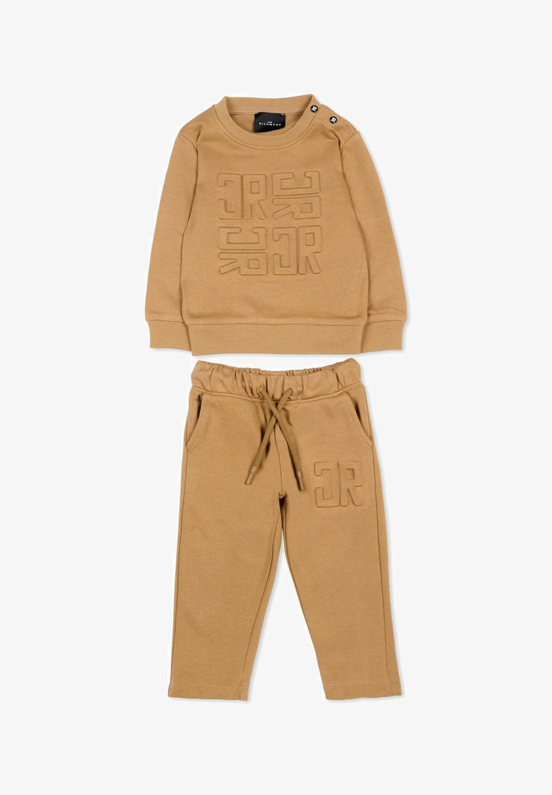Sweat-shirt à manches longues couleur beige et pantalon assorti avec logo "JR" embossé, taille élastique avec cordon et détails à boutons sur l'épaule.