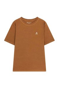 Camiseta de algodón marrón con mangas cortas, cuello redondo y un pequeño logotipo de calavera blanca en el área del pecho izquierdo. Textura suave, diseño casual.
