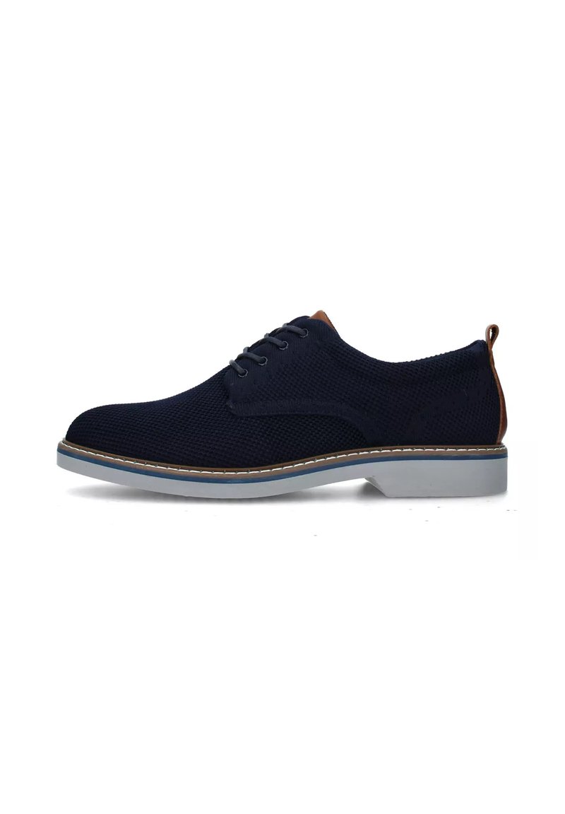 Scarpe stringate in maglia blu navy con una parte superiore texturizzata, dettagli in pelle color tan e una suola in gomma grigio chiaro con un bordo cucito.