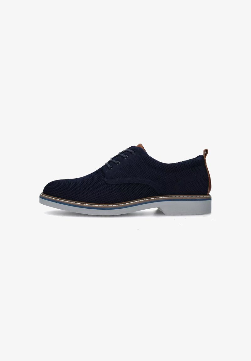 Scarpe stringate in maglia blu navy con una parte superiore texturizzata, dettagli in pelle color tan e una suola in gomma grigio chiaro con un bordo cucito.