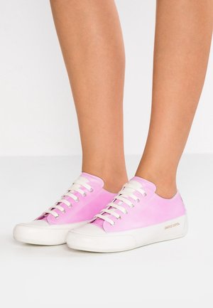 Sneakers in pelle rosa con suole in gomma bianca, caratterizzati da una texture liscia, sei fori per i lacci e dettagli con logo sul lato.