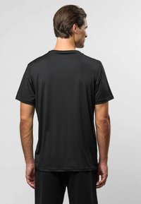 Černé sportovní tričko s krátkým rukávem vyrobené z hladkého, lehkého materiálu. Má volný střih a kulatý výstřih. Žádné viditelné logo nebo vzory.