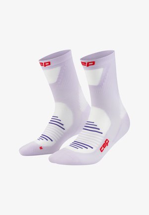 Lila-weiße Sportsocken mit Kompressionsdesign, gerippter Struktur und rotem CEP-Logo, mit horizontalen blauen Streifen am Fuß.