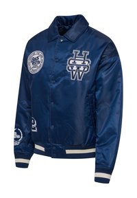 Marineblå satin varsityjakke med hvide stribede manchetter og kant, knaplukning foran og hvide broderede logoer på bryst og ærmer.