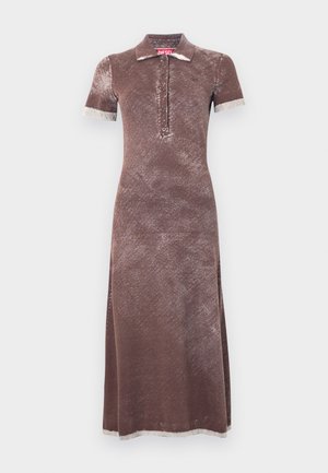 Vestido maxi castanho de manga curta com gola abotoável, acabamento texturizado e acabamento contrastante claro nas mangas e na bainha.