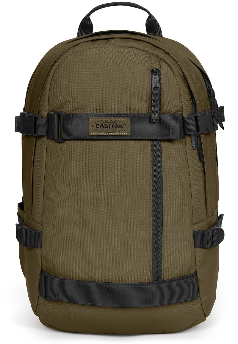 Zaino Eastpak verde oliva con superficie in nylon texture, dotato di spallacci neri, tasca frontale con zip e fibbie laterali per una chiusura sicura.