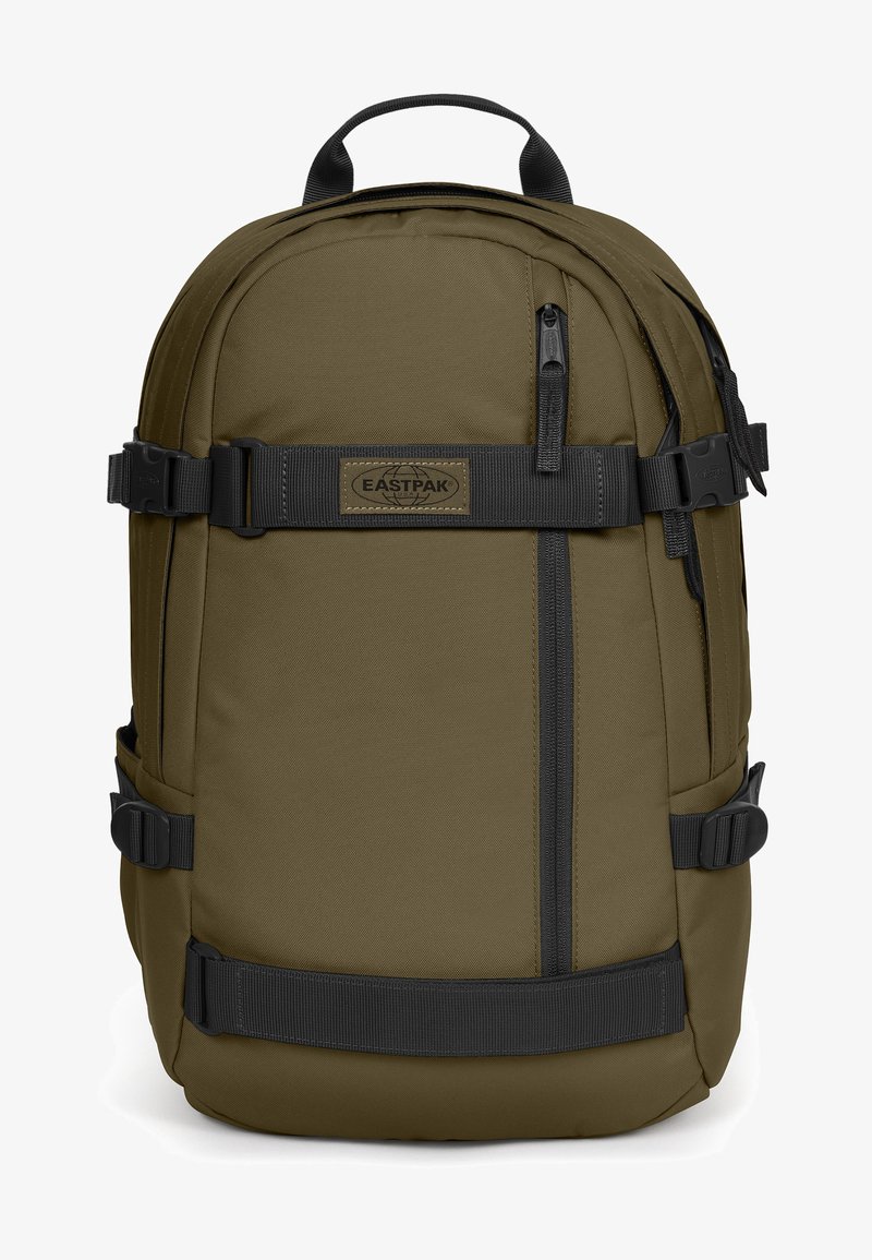Olivgrüner Eastpak-Rucksack mit einer strukturierten Nylonoberfläche, ausgestattet mit schwarzen Riemen, einer vorderen Reißverschlusstasche und seitlichen Riemen für einen sicheren Verschluss.