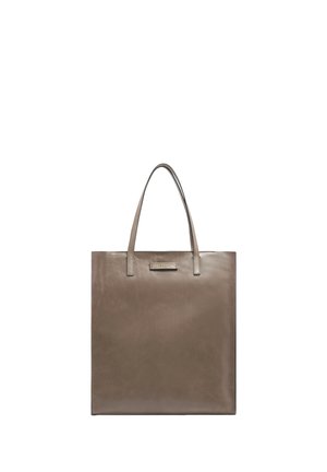 Borsa a mano in pelle liscia color taupe con due manici e una piccola etichetta del marchio rettangolare vicino alla parte superiore centrale.