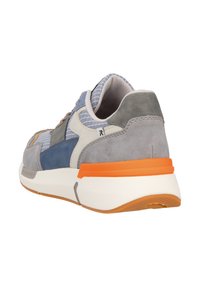 Tenisky s kombinací šedých, modrých a oranžových materiálů. Mají textury sueden a látky, zaoblený tvar a silnou bílou podrážku s oranžovými akcenty.