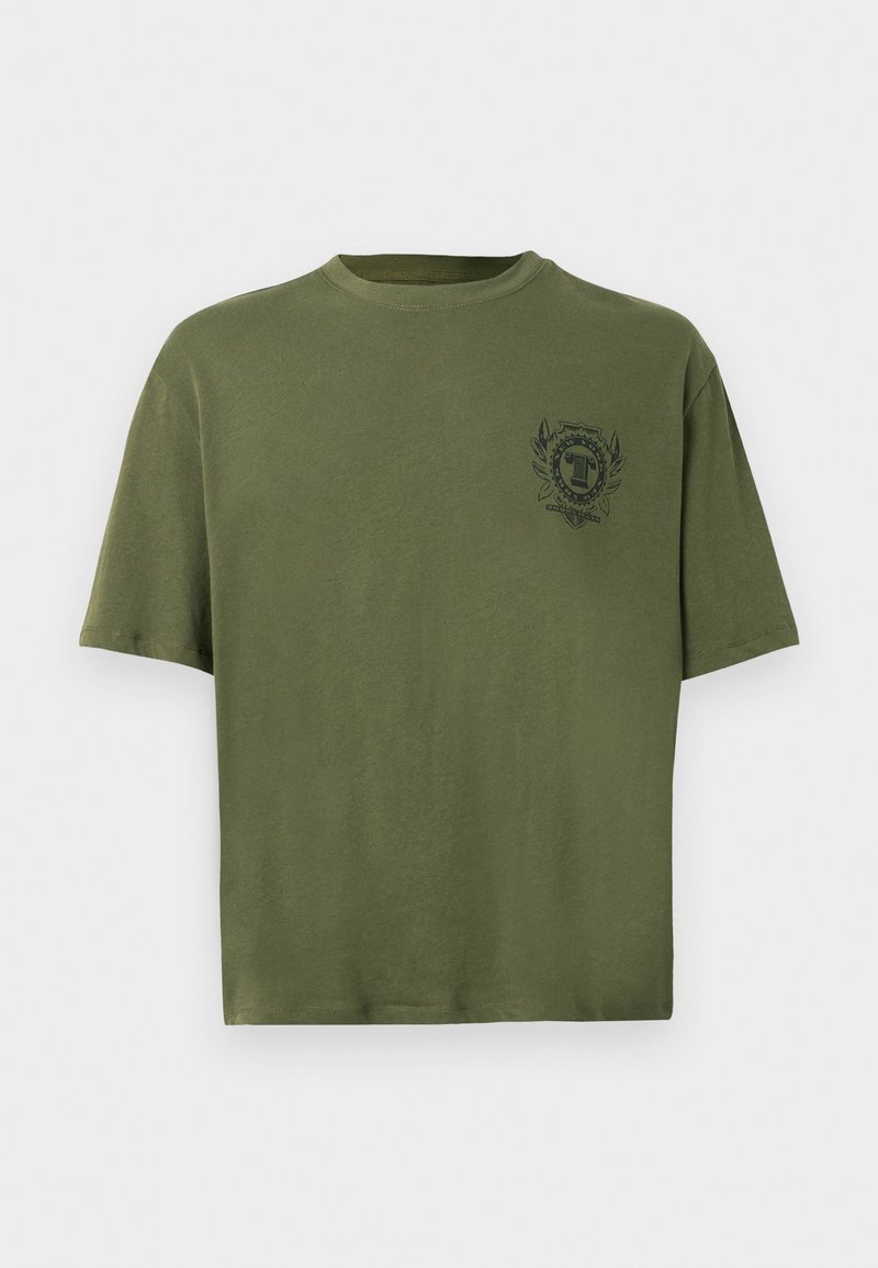 Olivgrön bomullströja med rund halsringning, korta ärmar och en liten grafisk logotyp med lagerbladskanter på bröstet.