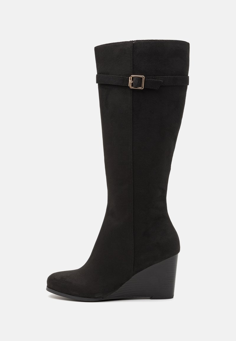Bottes hautes jusqu'au genou en daim noir avec un talon compensé, présentant une boucle latérale décorative et une texture lisse.