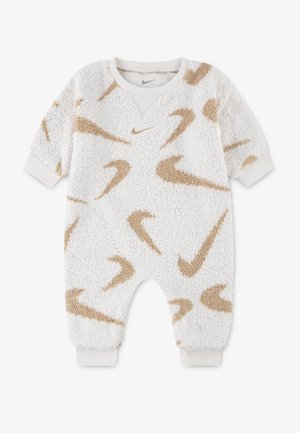 Hvit fleece onesie med beige Nike-logo mønster, ribbede mansjetter og rund hals. Myk tekstur og avslappet passform, egnet for spedbarn.