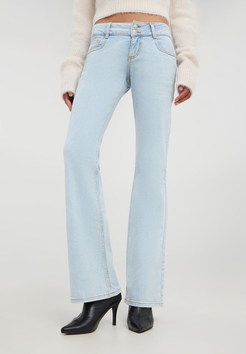 Terranova VITA - Jeans a zampa - blu denim chiaro