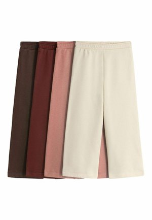 Vier Paar Hosen mit elastischem Bund in Dunkelbraun, Weinrot, Staubrosa und Creme, nebeneinander auf weißem Hintergrund angeordnet.