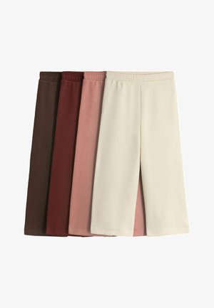 Fire par elastiklinede bukser i mørkebrun, vinrød, støvet rosa og creme, arrangeret side om side på en hvid baggrund.