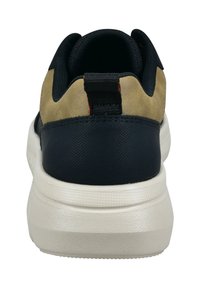 Herren-Sneaker mit einem Obermaterial aus navy-blauem mesh, Akzenten aus beige Suede und einer strukturierten, weißen Gummisohle. Die Rückseite verfügt über eine Zuglasche für einfaches Anziehen.