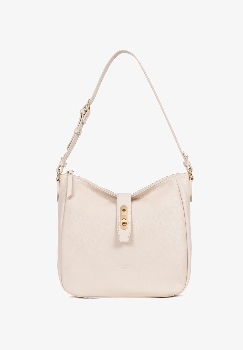 Vaaleanbeige nahkainen olkalaukku, jossa on säädettävä hihna, läpän sulku kultaisella napilla, sileä pinta ja litteä suorakulmainen muoto.