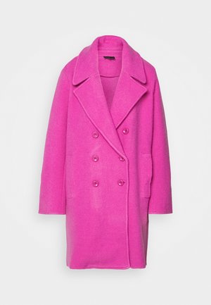Manteau en laine rose vif à double boutonnage avec larges revers et poches latérales, présenté sur un fond clair uni.