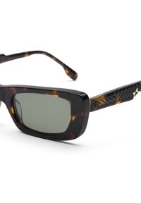 Occhiali da sole rettangolari con motivo tartaruga, lenti verdi e astine nere testurizzate con un accento a forma di stella dorata.