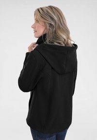 Zwarte hoodie met een gladde textuur, met een getailleerde snit en knopen aan de zijkant, weergegeven vanuit een zij- en achterkant.