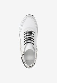 Białe sneakersy z czarnymi sznurówkami; teksturowane akcenty w wężowy wzór po bokach; zaokrąglony nos; wyściełany kołnierz; gładki skórzany materiał.